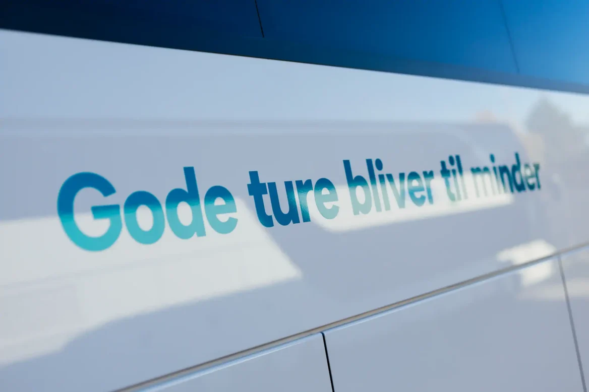 Turli slogan, gode ture bliver til minder, på siden af bus