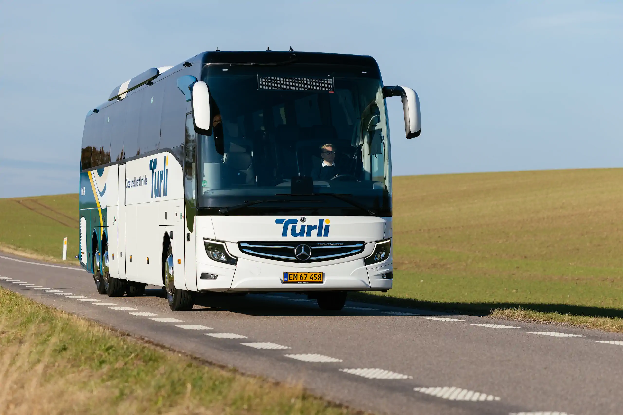 Billede af bus der illustrerer lej en bus med chauffør hos Turli